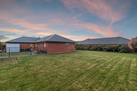 Photo of property in 4 Gwen Place, Redwood, Christchurch, 8051