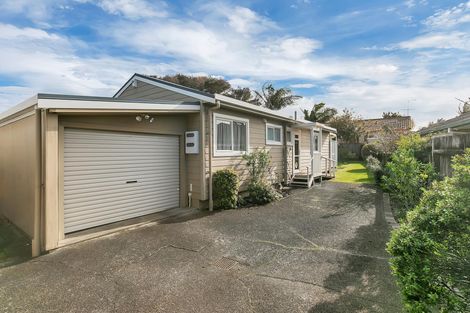 Photo of property in 2/218 Sunnynook Road, Totara Vale, Auckland, 0627