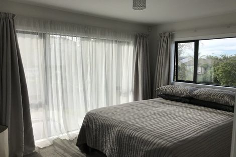 Photo of property in 12 Atlantis Place, Totara Vale, Auckland, 0629