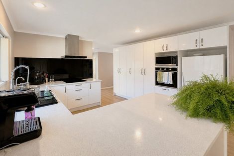 Photo of property in 28 Piper Place, Goodwood Heights, Auckland, 2105