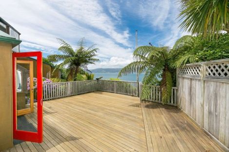 Photo of property in 6 Nakora Road, Karaka Bays, Wellington, 6022