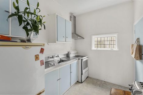 Photo of property in 142 Kelburn Parade, Kelburn, Wellington, 6012