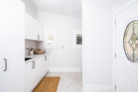 Photo of property in 15 Lawrence Road, Hospital Hill, Napier, 4110