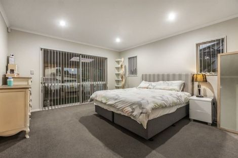 Photo of property in 8 Mcwhirters Farm Lane, Massey, Auckland, 0614