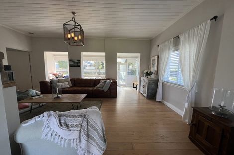 Photo of property in 11 Ocean View Road, Milford, Auckland, 0620