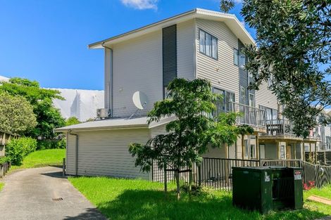 Photo of property in 3/5 John Jennings Drive, Oteha, Auckland, 0632