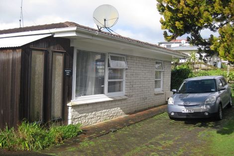 Photo of property in 1/15 Woodall Place, Totara Vale, Auckland, 0627
