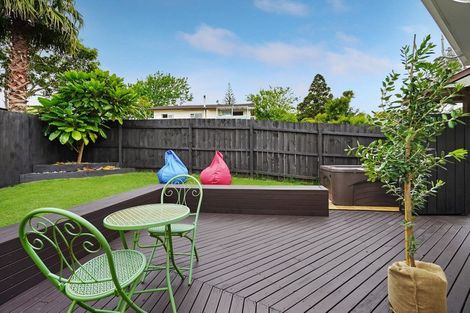 Photo of property in 2 Hanui Place, Massey, Auckland, 0614