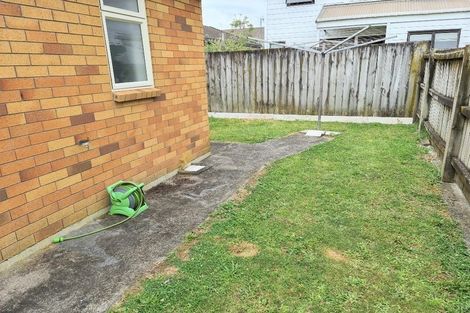 Photo of property in 11 Heath Avenue, Northcote, Auckland, 0627