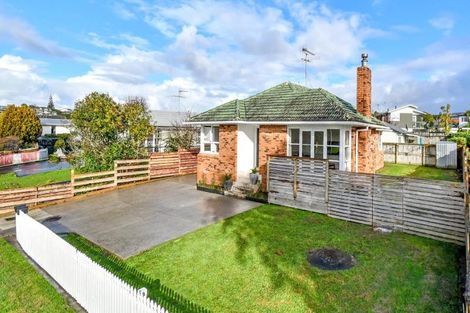 Photo of property in 31 Gossamer Drive, Pakuranga Heights, Auckland, 2010