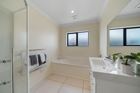 Photo of property in 12 Saint Vincent Terrace, Grenada Village, Wellington, 6037