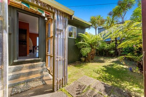 Photo of property in 11 Te Ahuahu Road, Piha, New Lynn, 0772