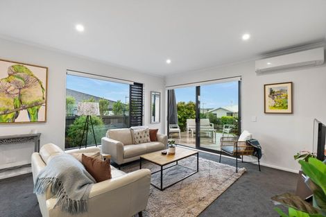 Photo of property in 8 Kuparu Lane, Red Beach, 0932