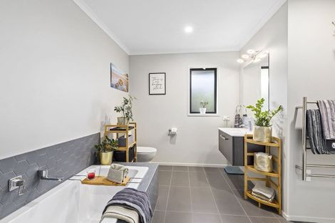 Photo of property in 14 Mooring Close, Whitby, Porirua, 5024