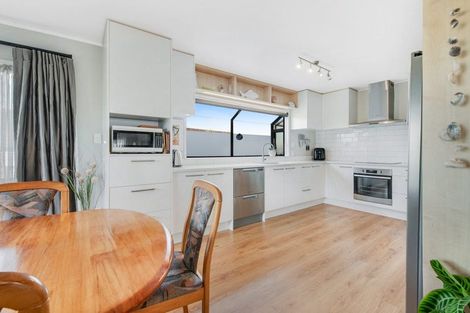 Photo of property in 17 Leiden Place, Totara Vale, Auckland, 0629