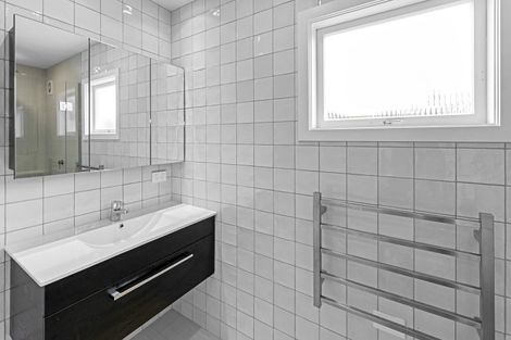 Photo of property in 3b Paton Avenue, Te Atatu South, Auckland, 0610