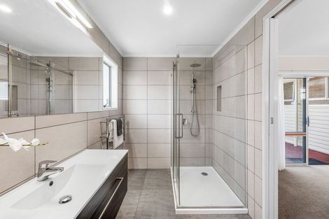 Photo of property in 10 Borrowdace Avenue, Botany Downs, Auckland, 2010