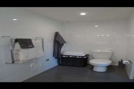 Photo of property in 40 Raymond Terrace, Northcote, Auckland, 0627