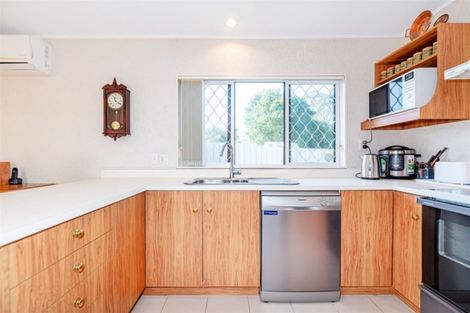 Photo of property in 2 Bosnyak Drive, Te Atatu South, Auckland, 0610