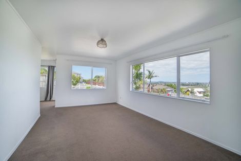 Photo of property in 11 Worthington Place, West Harbour, Auckland, 0618