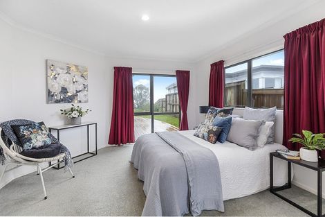 Photo of property in 52 Miles Crescent, Newlands, Wellington, 6037