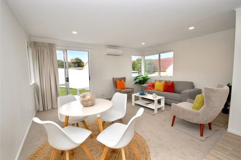 Photo of property in 1/17 Athena Drive, Totara Vale, Auckland, 0629