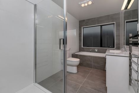 Photo of property in 40 Lumbarda Drive, Kumeu, 0810