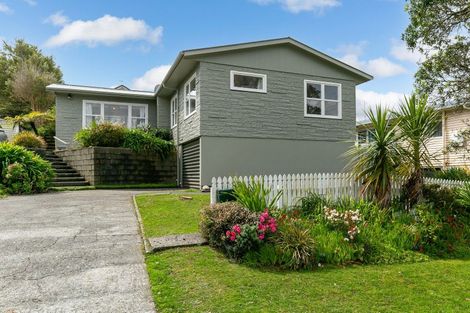 Photo of property in 16 Stewart Drive, Newlands, Wellington, 6037