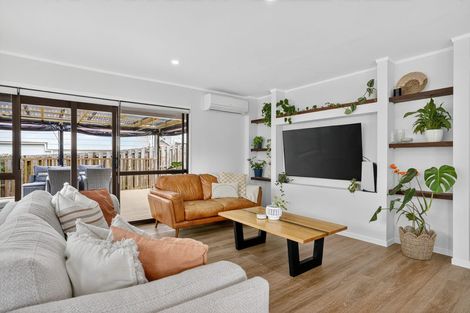 Photo of property in 17 Topliss Drive, Northcross, Auckland, 0632