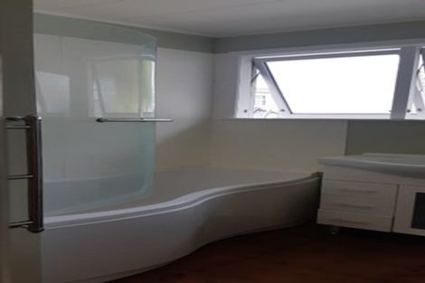 Photo of property in 5 Blandford Way, Newlands, Wellington, 6037