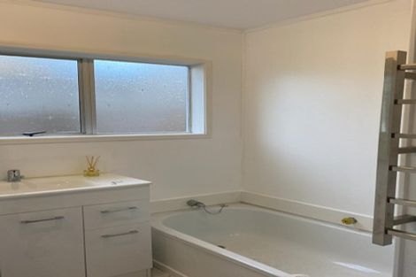 Photo of property in 2/7 Ballater Place, Highland Park, Auckland, 2010