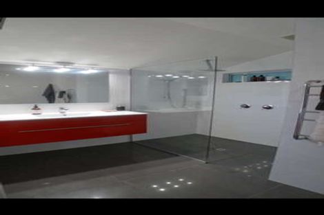 Photo of property in 40 Raymond Terrace, Northcote, Auckland, 0627