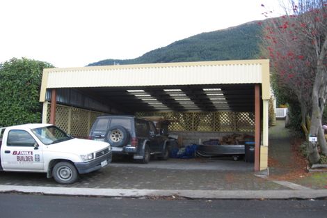 Photo of property in 14 Wynyard Crescent, Fernhill, Queenstown, 9300