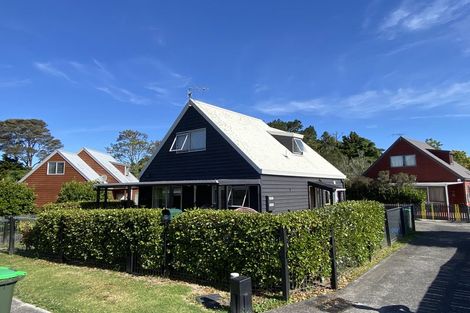 Photo of property in 13 Caspian Close, New Lynn, Auckland, 0600