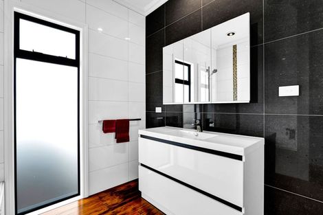 Photo of property in 5 South Road, Moturoa, New Plymouth, 4310