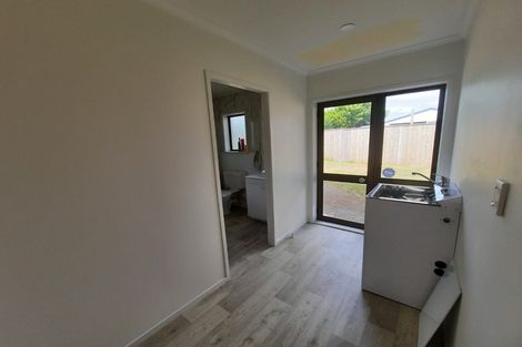 Photo of property in 32 Hadley Wood Drive, Wattle Downs, Auckland, 2103