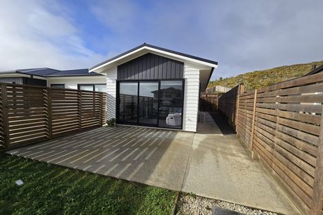 Photo of property in Queen Charlotte Drive, Aotea, Porirua, 5024