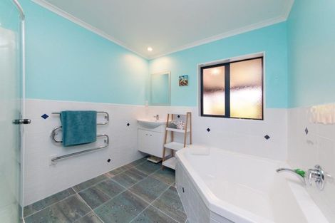 Photo of property in 57 Waicola Drive, Fitzherbert, Palmerston North, 4471