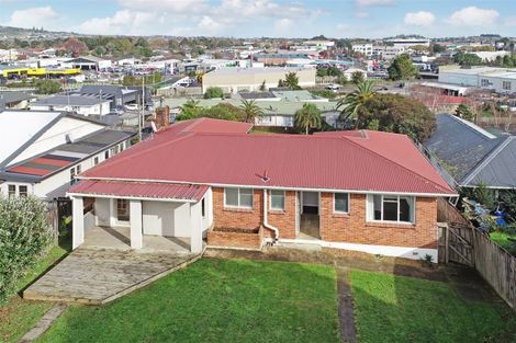 Photo of property in 16 Station Road, Pukekohe, 2120