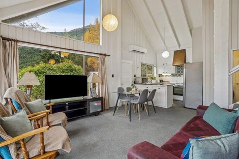 Photo of property in 21 Watts Road, Fernhill, Queenstown, 9300