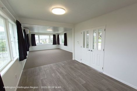 Photo of property in 35 Kenmore Street, Newlands, Wellington, 6037