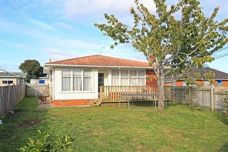 Photo of property in 6 Kirrie Avenue, Te Atatu South, Auckland, 0610