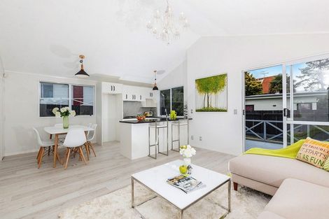 Photo of property in 2/21 Kitewao Street, Northcote, Auckland, 0627