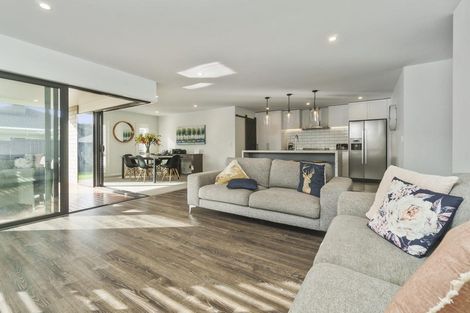 Photo of property in 22 Sir Lincoln Drive, Kumeu, 0810