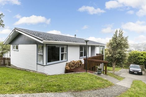 Photo of property in 16 Alwyn Place, Newlands, Wellington, 6037