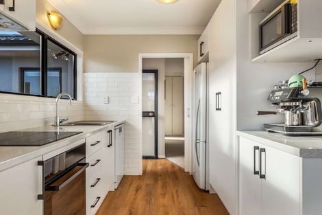 Photo of property in 2 Laura Street, Kelston, Auckland, 0602