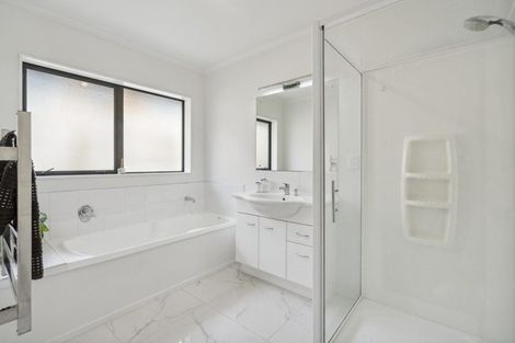 Photo of property in 41 King Charles Drive, Kingsley Heights, Upper Hutt, 5018