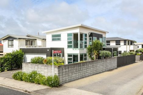 Photo of property in 2 Cutfield Road, New Plymouth, 4310