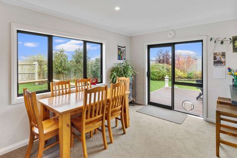 Photo of property in 28 Abby Road, Fitzherbert, Palmerston North, 4410