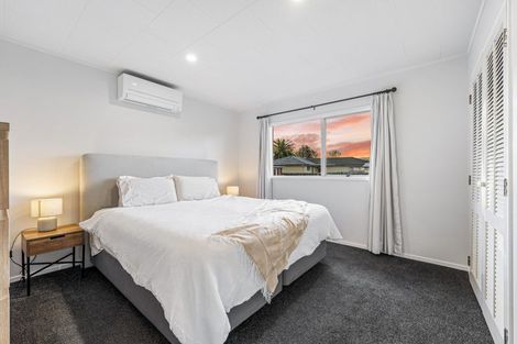 Photo of property in 92b Beach Road, Te Atatu Peninsula, Auckland, 0610